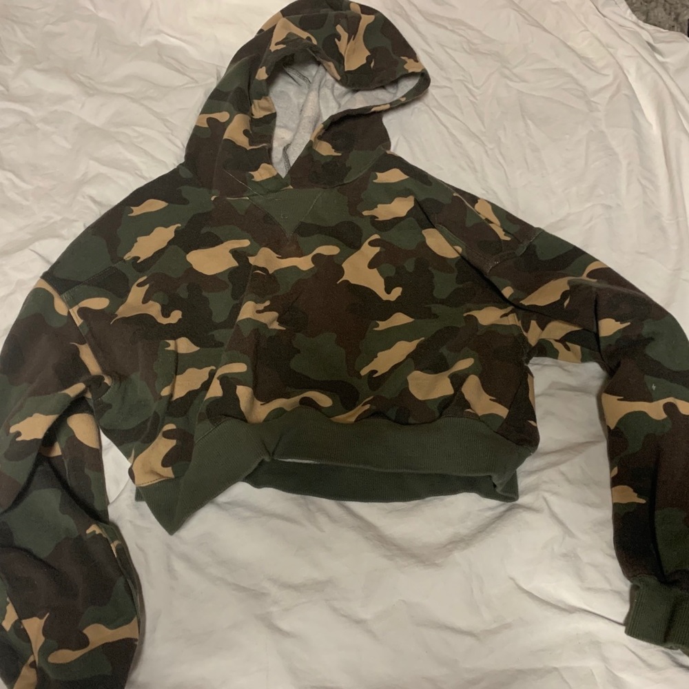 Cropped camo sweatshirt